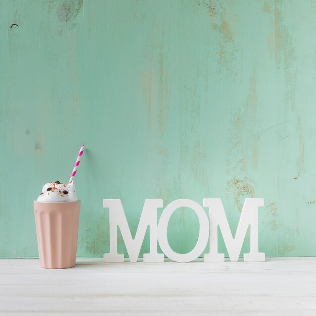 Composición con smoothie para el día de la madre