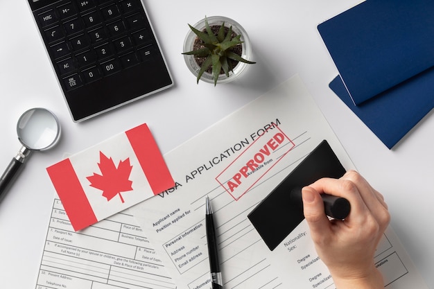 Foto gratuita composici?³n de la solicitud de visa con bandera canadiense