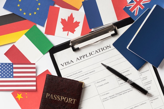 Composición de la solicitud de visa con diferentes banderas.