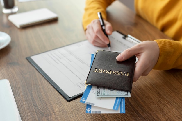 Foto gratuita composición de la solicitud de visa con pasaporte