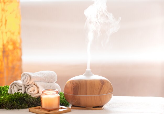 Composición de spa con aroma de un difusor de aceite moderno con productos para el cuidado corporal