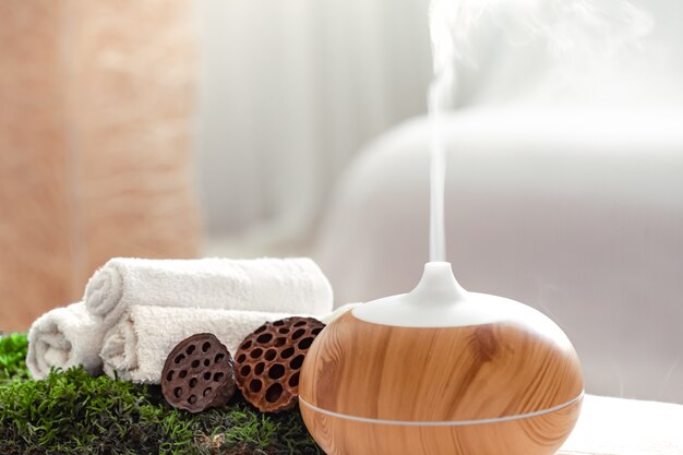 Composición de spa con aromaterapia y artículos para el cuidado del cuerpo.