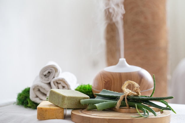 Composición de spa con aromaterapia y artículos para el cuidado del cuerpo.