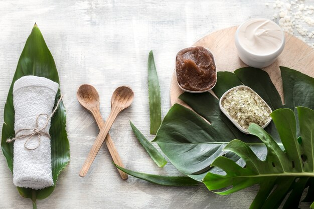 Composición de spa con artículos de bienestar para el cuidado del cuerpo.