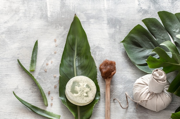 Composición de spa con artículos de bienestar para el cuidado del cuerpo.