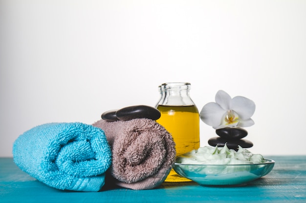 Foto gratuita composición de spa con crema y aceite