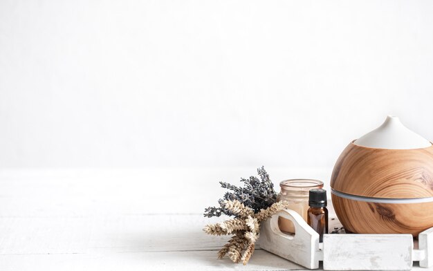 Composición de spa con difusor de aroma y fondo de espacio de copia de aceite de lavanda natural