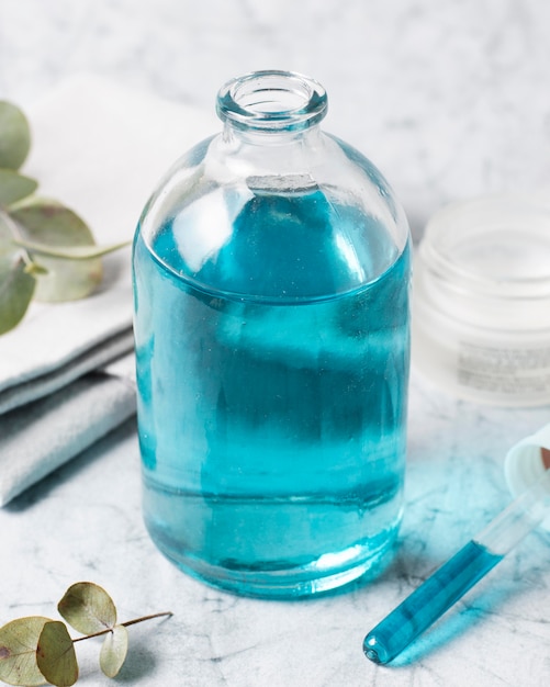 Composición de spa para un estilo de vida saludable aceite corporal azul vista alta