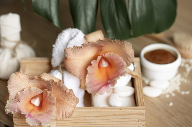 Composición de spa con flores de orquídeas tailandesas y accesorios de baño.