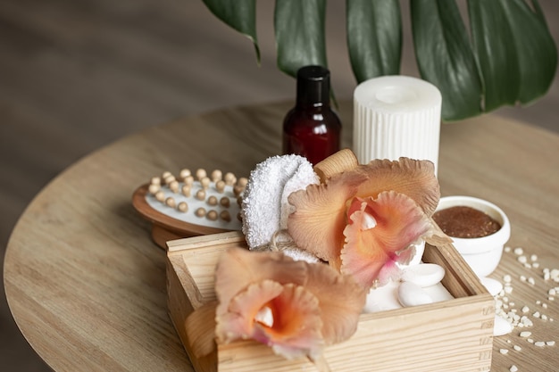 Composición de spa con flores de orquídeas tailandesas y accesorios de baño.