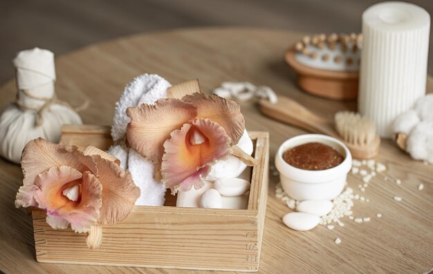 Composición de spa con flores de orquídeas tailandesas y accesorios de baño.