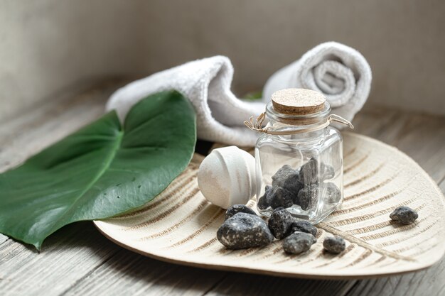 Composición de spa con piedras, bomba de baño, jabón y toalla. Concepto de higiene y salud.