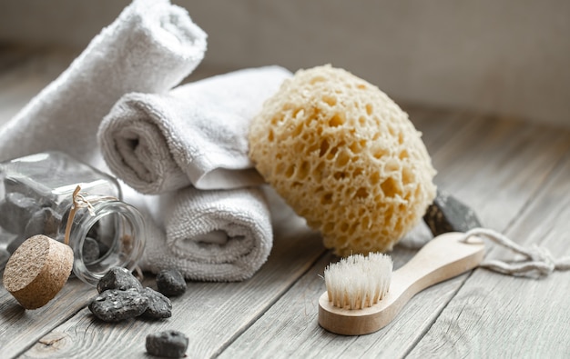 Composición de spa con piedras, toallas, paño y cepillo de baño. Concepto de salud y belleza.