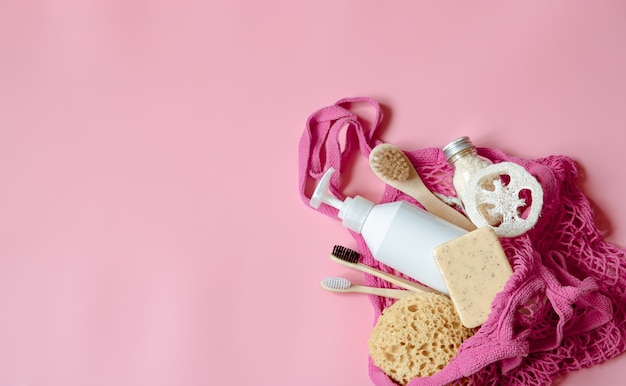 Foto gratuita composición de spa plana con artículos de higiene personal y accesorios de baño en una bolsa de hilo.