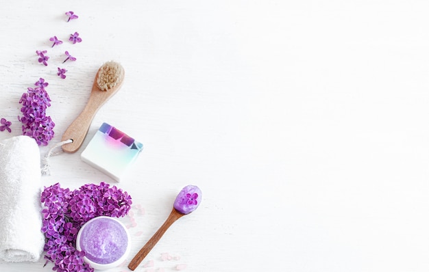 Composición de spa con productos para el cuidado y flores lilas. Belleza y cuidado corporal