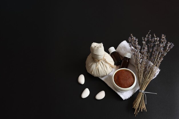 Composición de spa con productos naturales para el cuidado del cuerpo y espacio de copia de lavanda