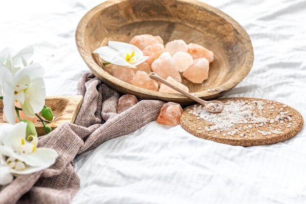 Composición de spa con sal marina y flores de orquídea.