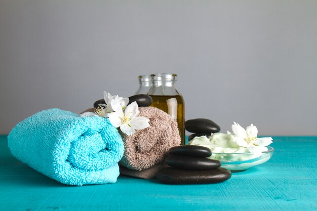 Composición de spa con toallas y orquídeas