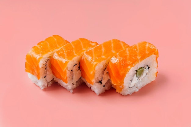 Composición de sushi japonés tradicional de alto ángulo