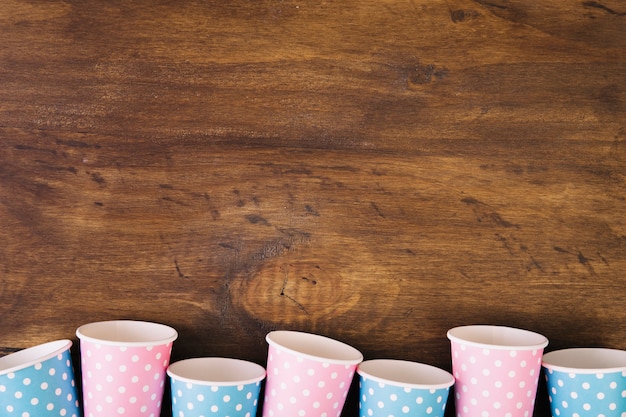 Foto gratuita composición de tazas de papel