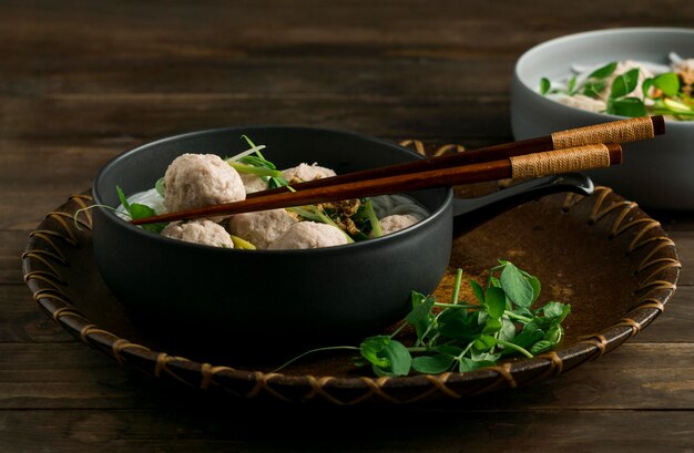 Composición de tazón de bakso delicioso de alto ángulo