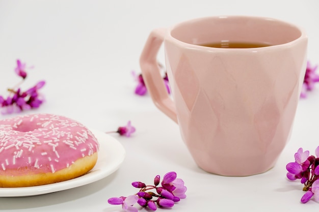 Composición de té con donuts