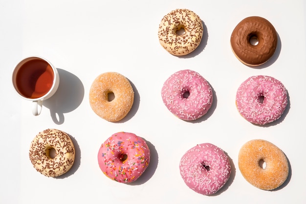 Composición de té con donuts