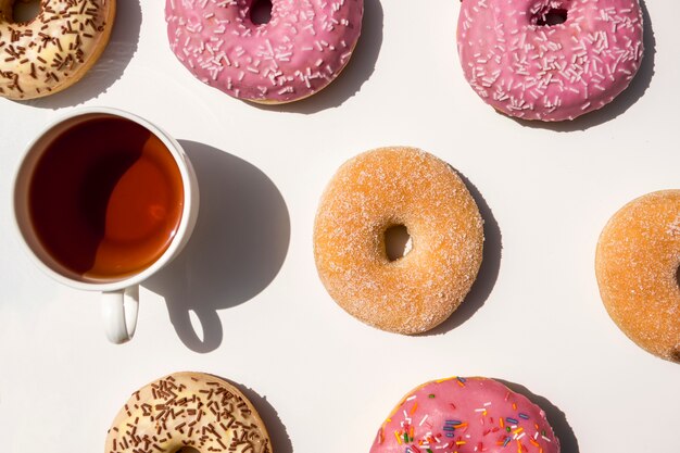 Composición de té con donuts