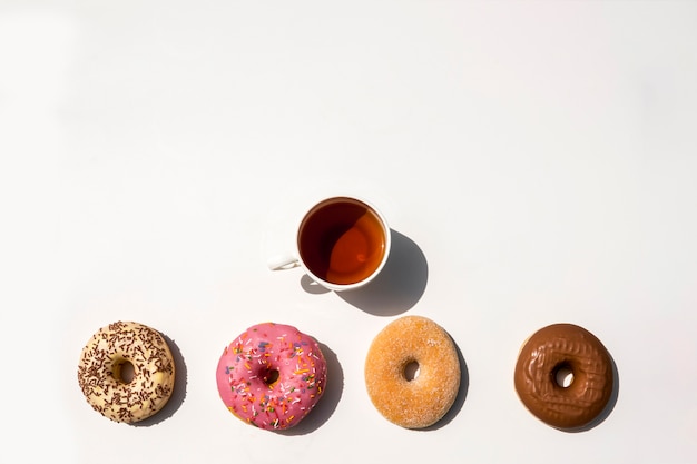 Foto gratuita composición de té con donuts