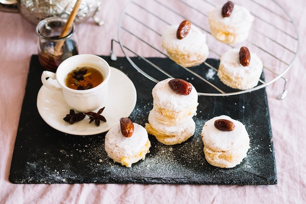 Foto gratuita composición de té y pasteles