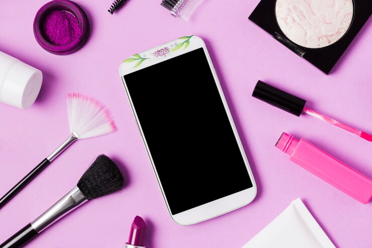 Foto gratuito composición del teléfono móvil y cosméticos de maquillaje.