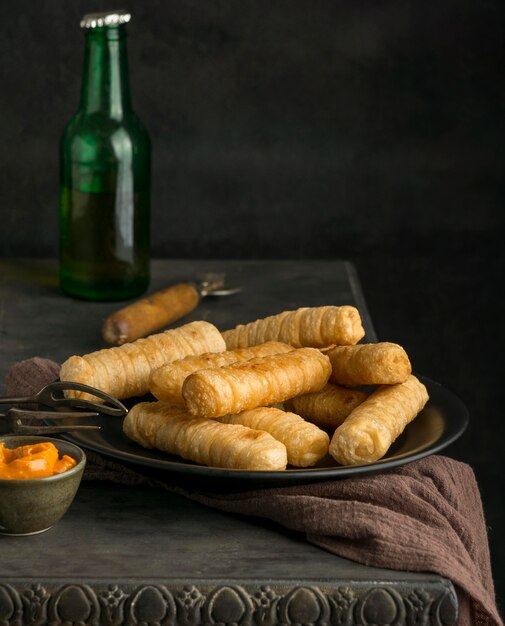 Composición con tequeños tradicionales en un plato