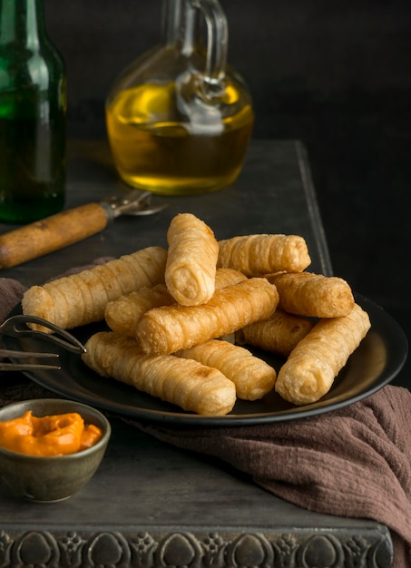 Composición con tequeños tradicionales en un plato