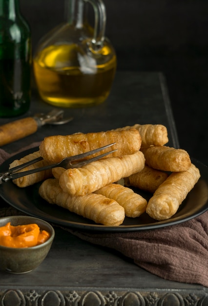 Composición con tequeños tradicionales en un plato