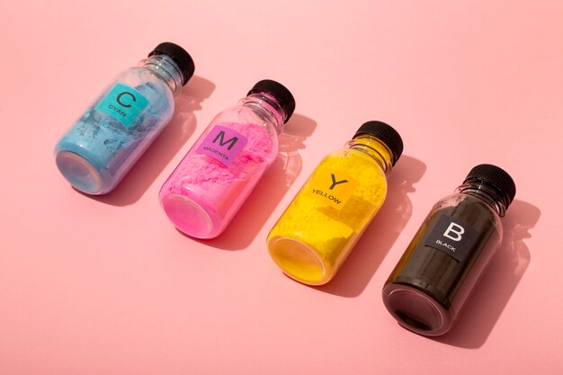 Composición de las toneras de cmyk de naturaleza muerta