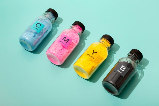 Composición de las toneras de cmyk de naturaleza muerta
