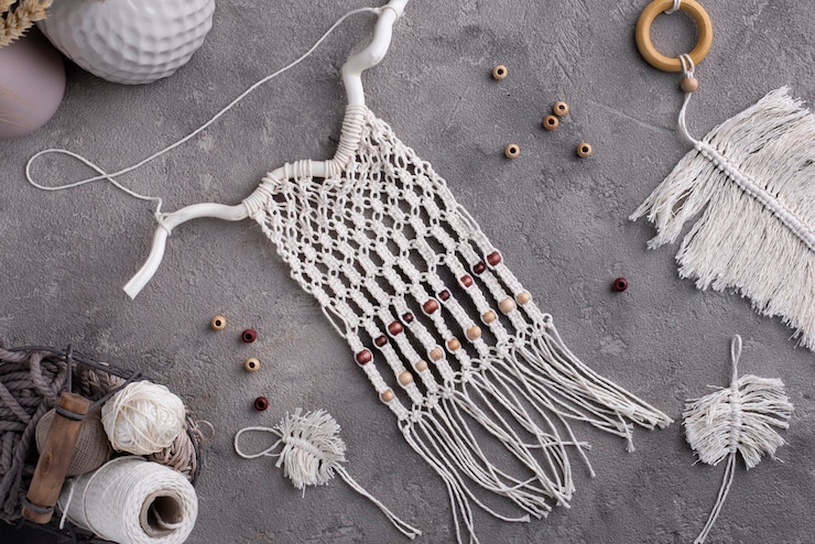 Foto gratuito composición tradicional de macramé en interiores