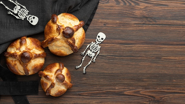 Foto gratuita composición del tradicional pan de muerto con espacio de copia