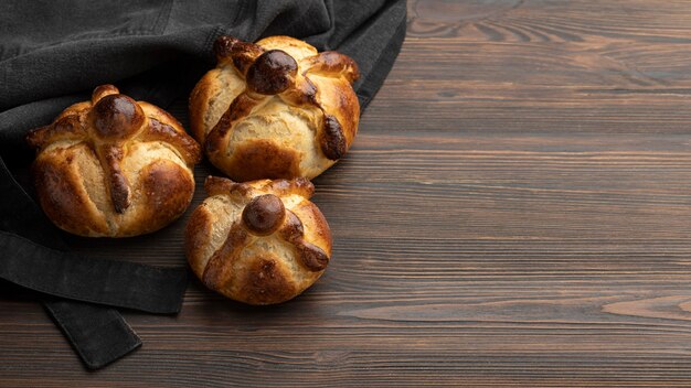 Composición del tradicional pan de muerto con espacio de copia