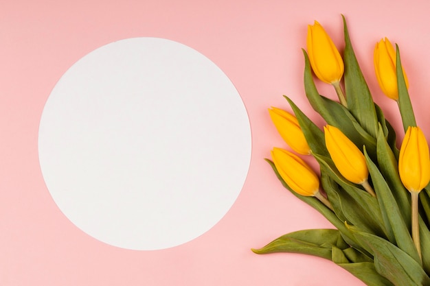 Foto gratuita composición de tulipanes amarillos con tarjeta vacía