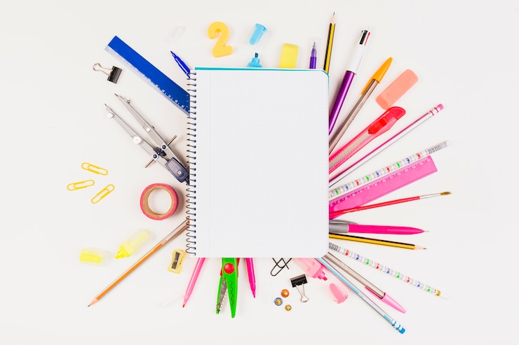 Foto gratuito composición de útiles escolares y de instrumentos de dibujo
