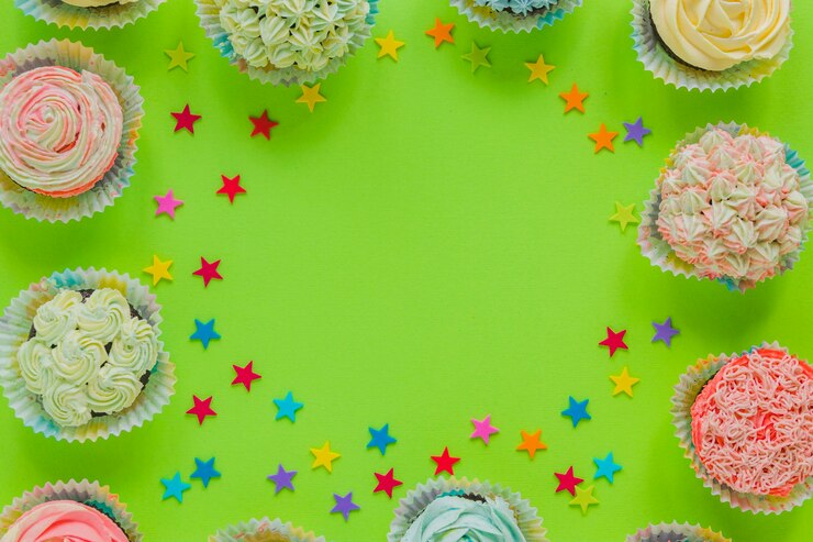 Foto gratuito composición de vacaciones de cupcakes y confeti