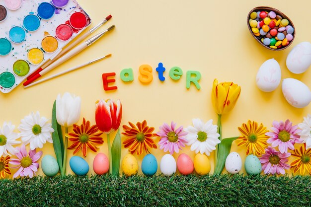 Composición de varios huevos de Pascua y flores