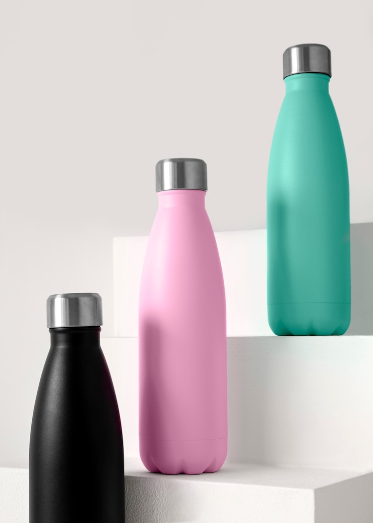 Foto gratuito composición de vasos de diferentes colores.