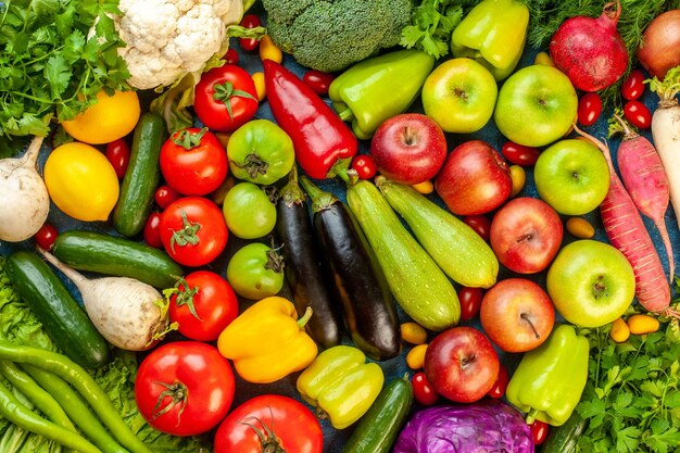 Composición vegetal de la vista superior con frutas frescas en la mesa azul