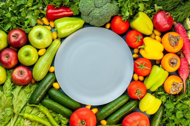 Composición vegetal de la vista superior con frutas frescas en la mesa azul