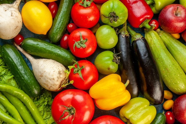 Composición vegetal de la vista superior con frutas frescas en la mesa azul