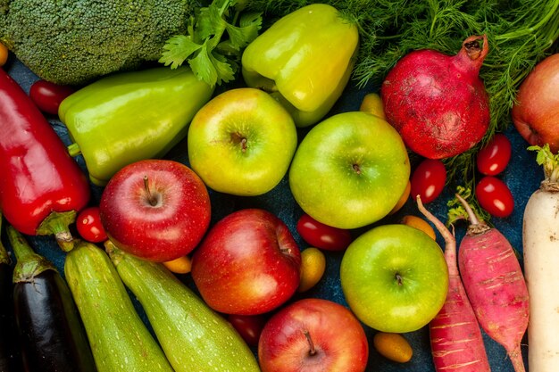 Composición vegetal de la vista superior con frutas frescas en la mesa azul