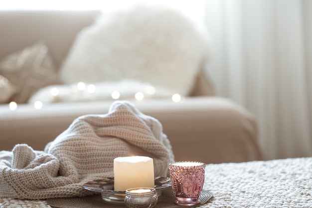 Composición con velas en la mesa del salón.