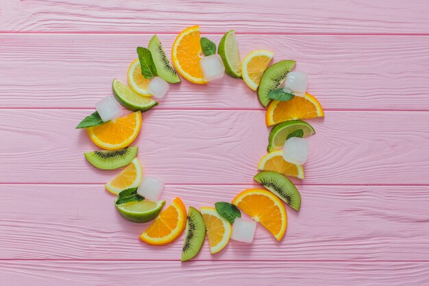 Foto gratuita composición veraniega con círculo hecho de frutas y hielo